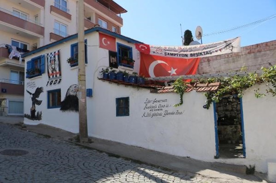 Beşiktaşlı fanatik taraftarın evi görenleri şaşırtıyor - 1