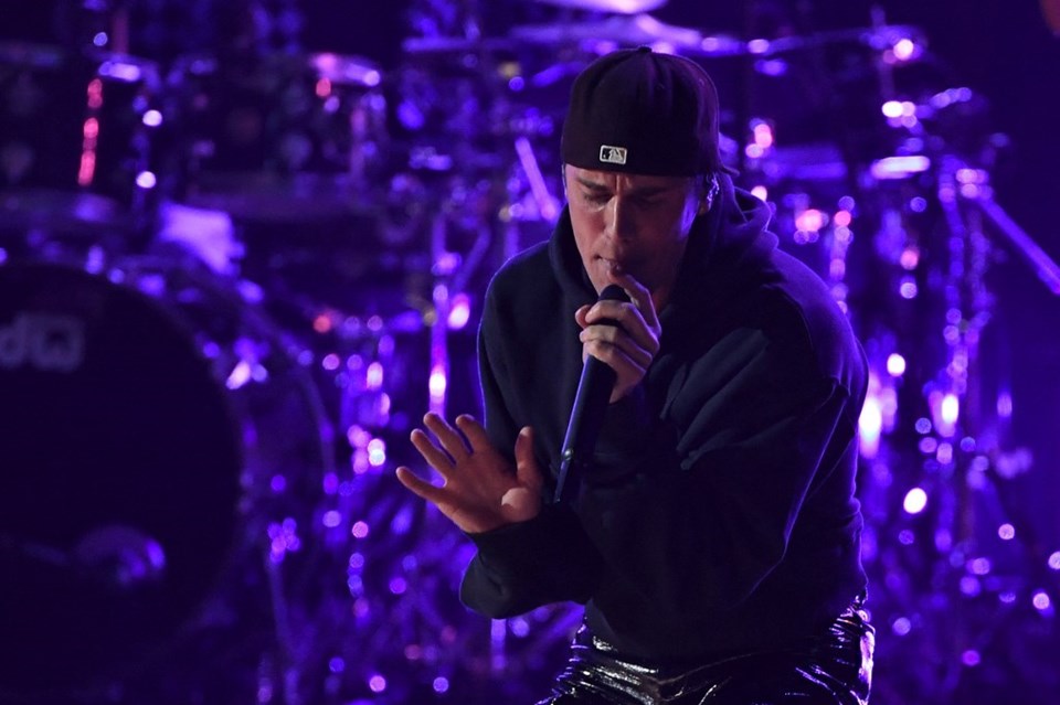 Justin Bieber, 4 yıl aradan sonra yeni albümünü yayınladı: Evliliğine gönderme mi yapıyor? - 1