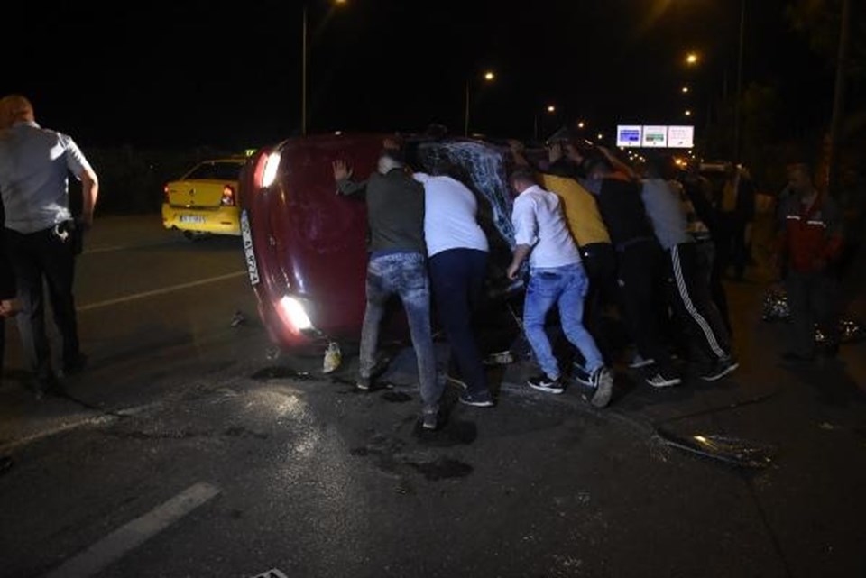 İzmir'de zincirleme kaza: 5 yaralı - 1