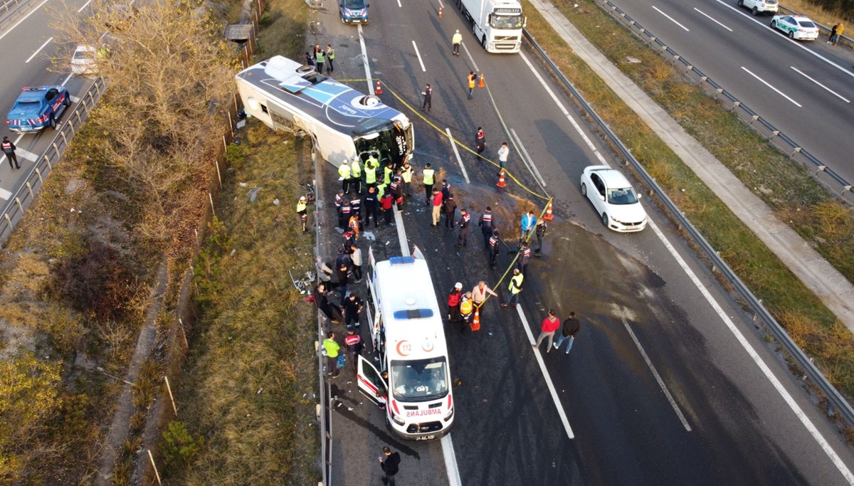 Bolu'da TEM'de yolcu otobüsü devrildi: 3 ölü, 32 yaralı