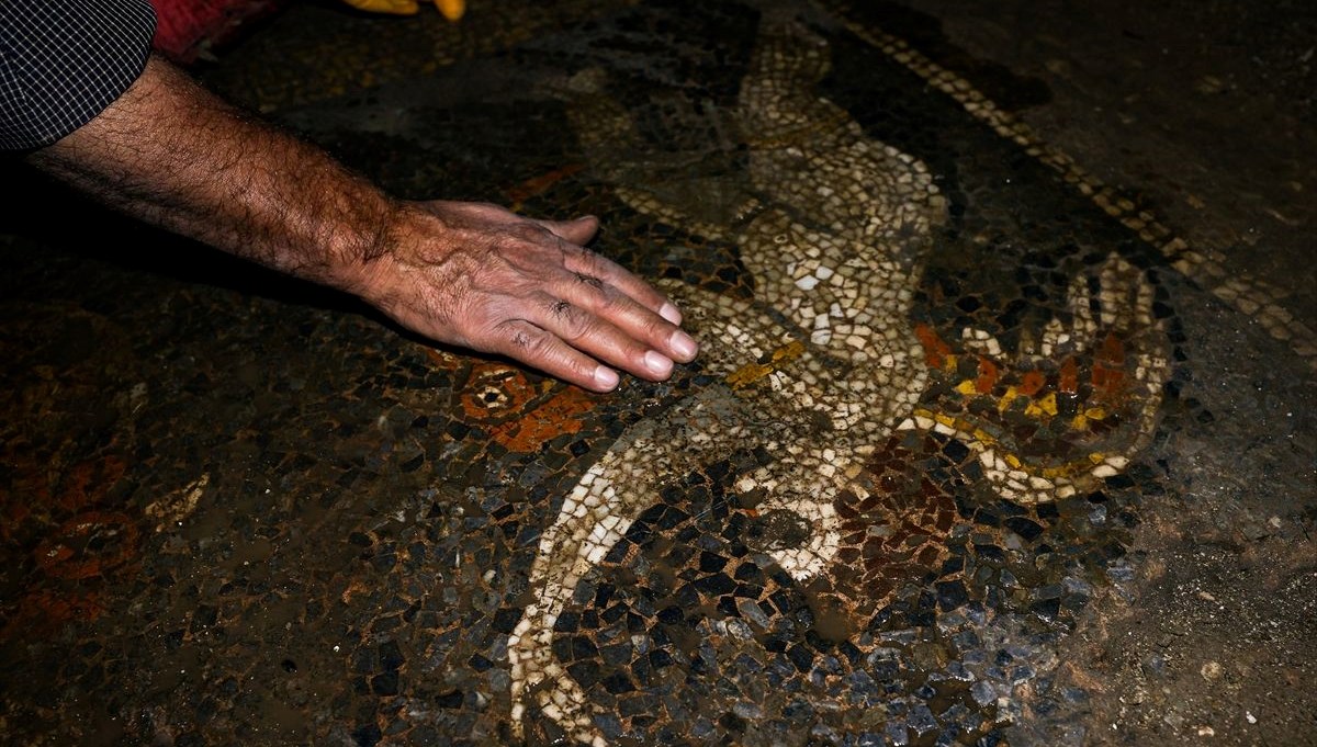 İzmir'de mitolojide tanrıların aşkını simgeleyen 2 bin yıllık mozaik koruma altına alındı
