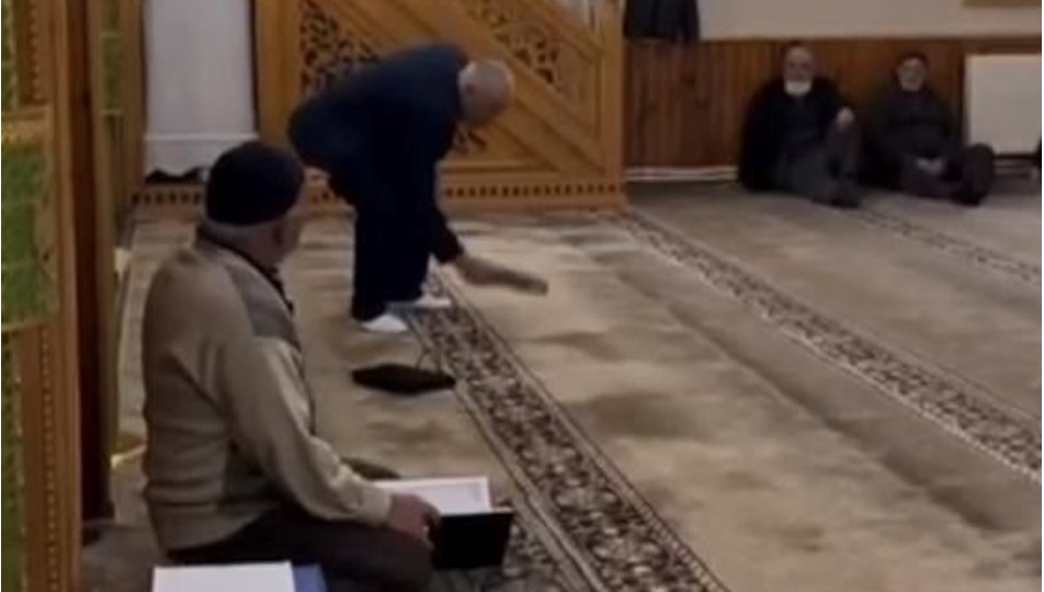 Kur'an-ı Kerim'i 3 kez öptü, ayağı ile bastı: Gözaltına alındı