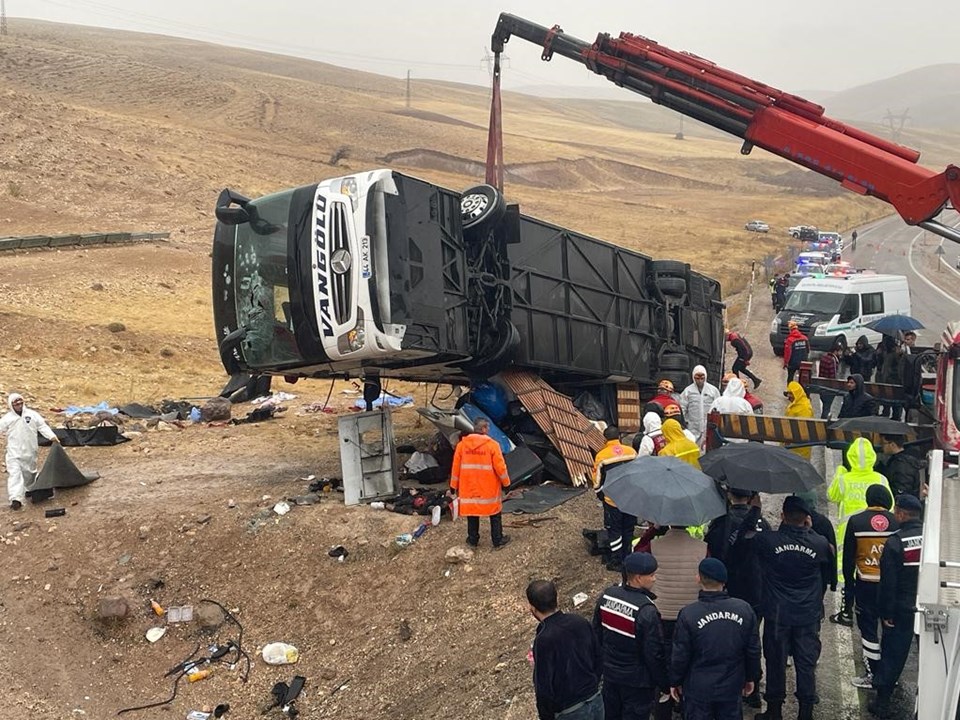 Sivas'ta yolcu otobüsü devrildi: 7 kişi öldü, 40 kişi yaralandı - 1