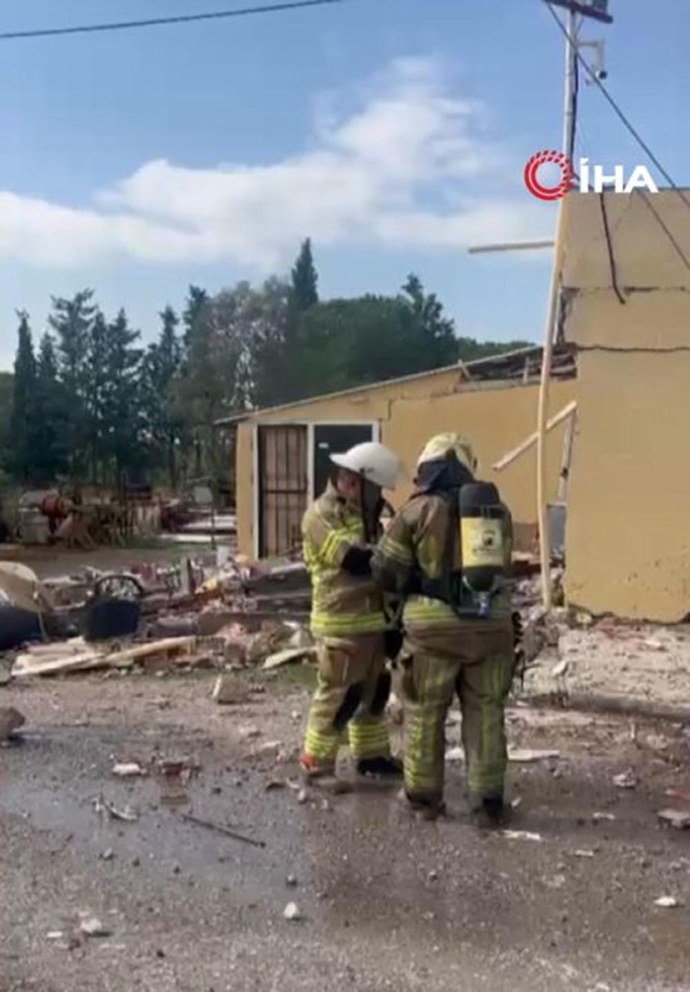 İzmir Bayraklı'da patlama: Ev kısmen yıkıldı, bir yaralı var - 2