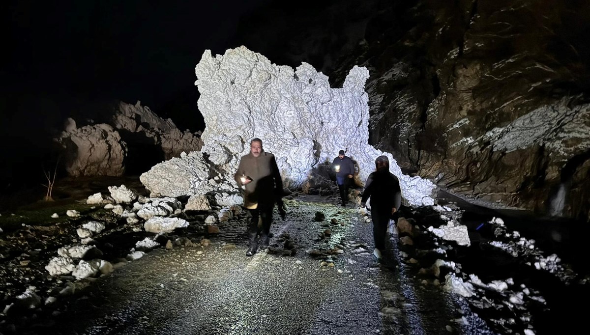 Van'da Çatak-Pervari kara yolu çığ nedeniyle kapandı Van'da Çatak-Pervari kara yolu çığ nedeniyle kapandı