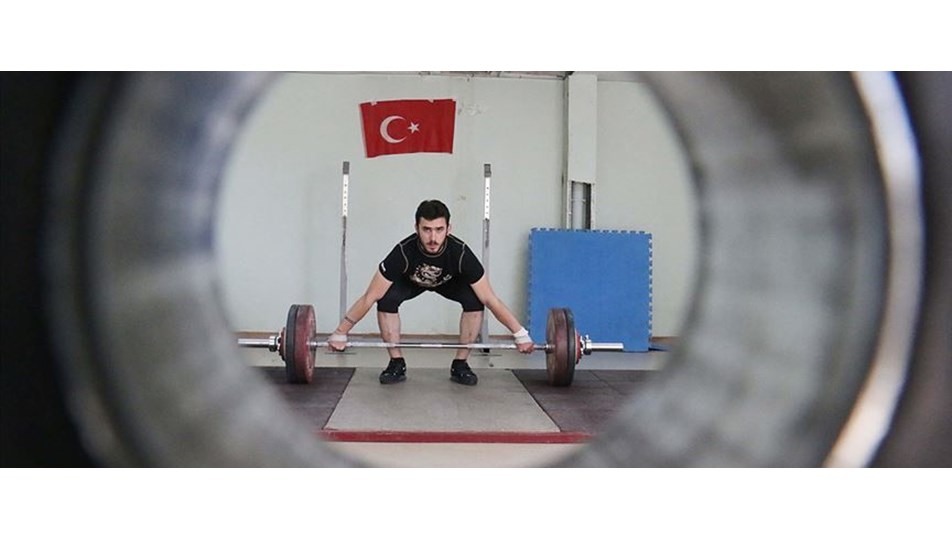 Tesadüfen başladığı halterde antrenörsüz şampiyon oldu
