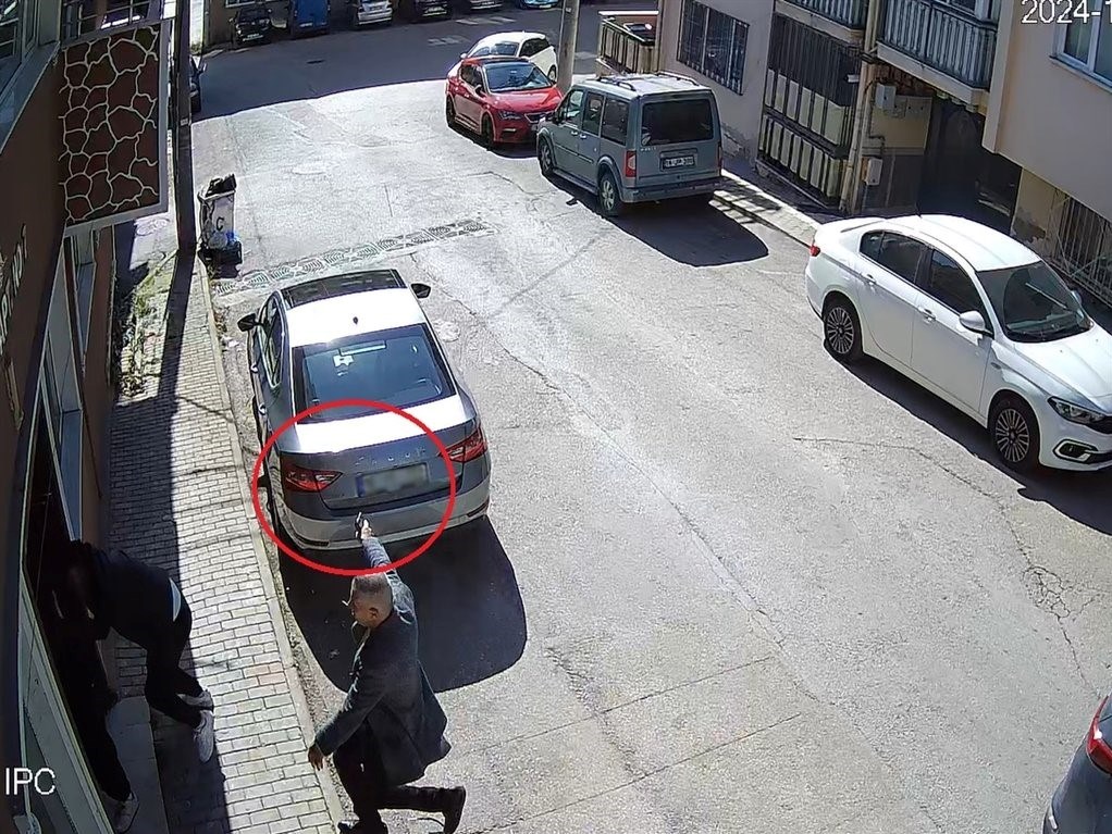 Yaşananlar güvenlik kamerası tarafından saniye saniye kaydedildi