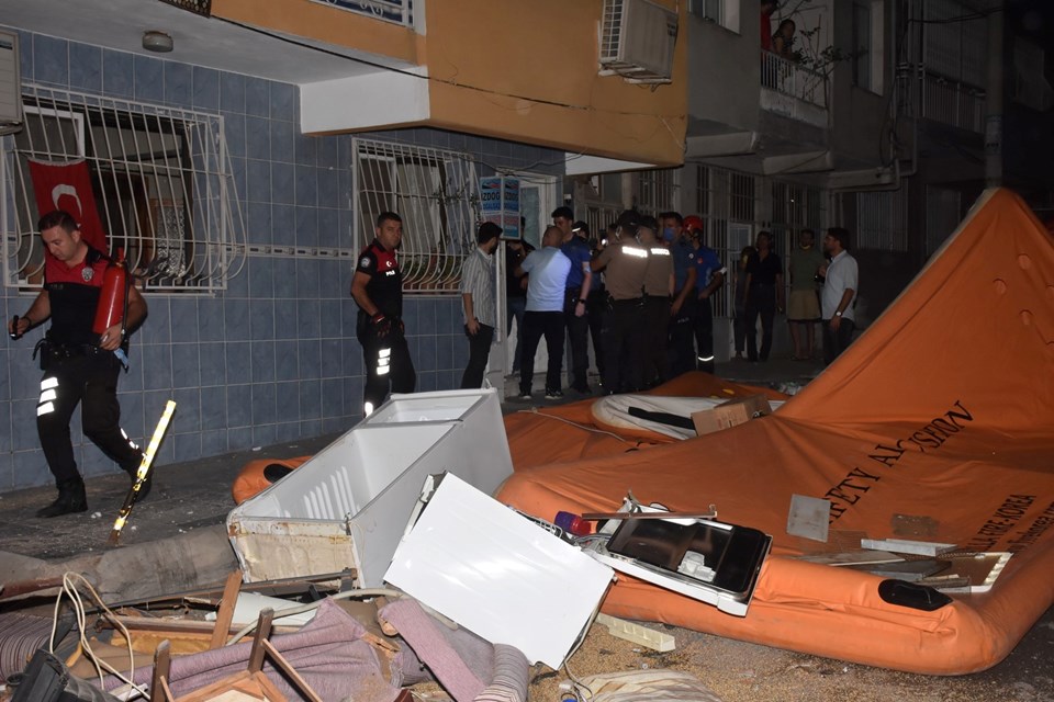 İzmir'de ev sahibi ile tartışan kiracı, eşyaları daireden sokağa attı - 2