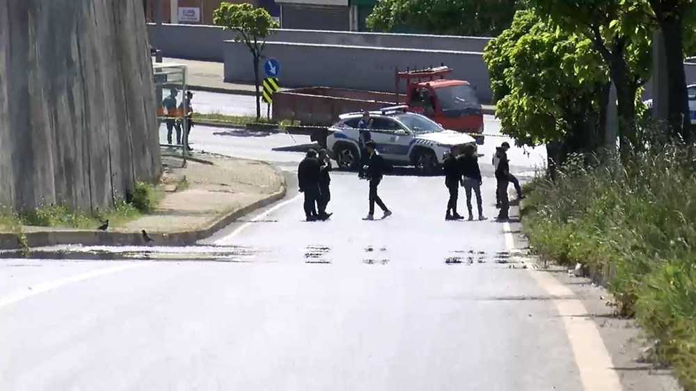 İstanbul’da metro istasyonu çıkışında el yapımı bomba
bulundu - 2