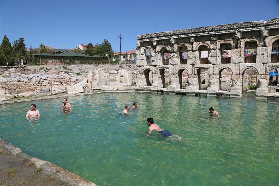 Yozgat'ta 2 bin yıllık antik Roma havuzunda yüzdüler - 1