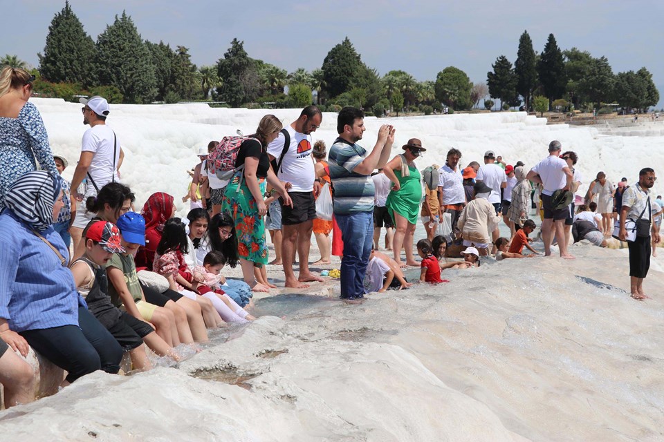 Travertenleriyle ünlü Pamukkale’ye ziyaretçi akını - 2