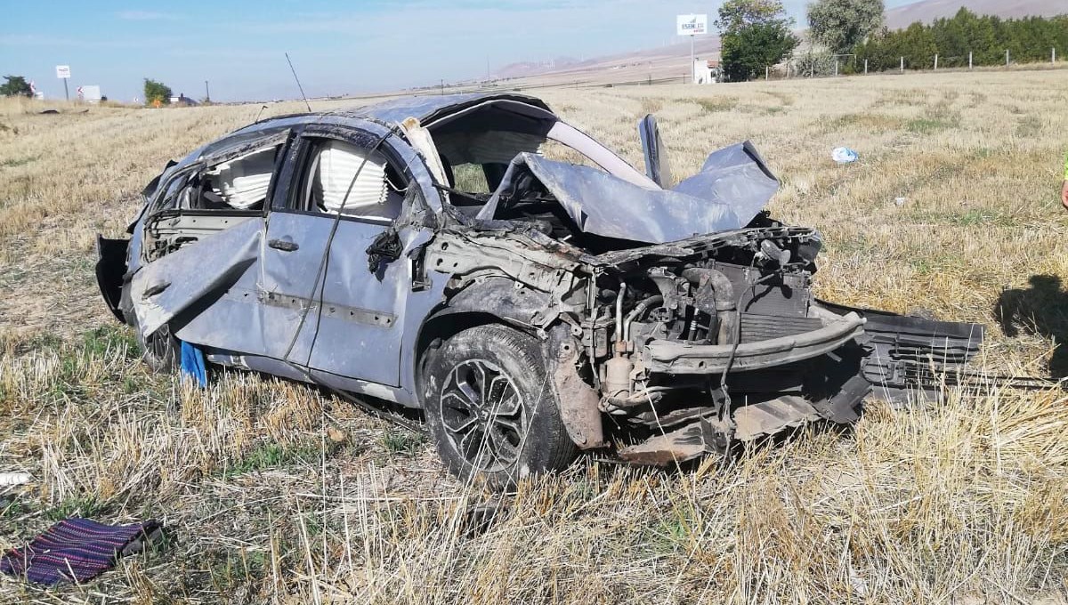 Otomobil tarlaya uçtu: 2 ölü, 1 ağır yaralı Otomobil tarlaya uçtu: 2 ölü, 1 ağır yaralı