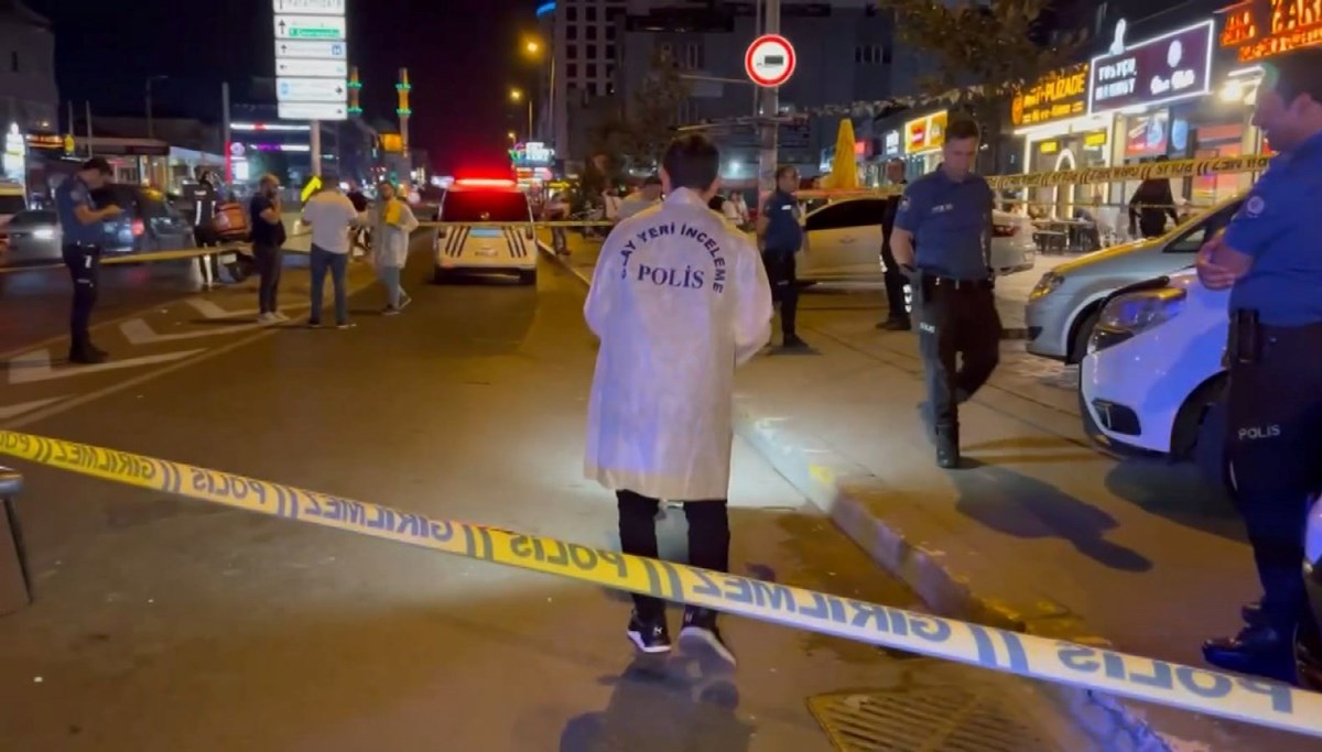 Esenyurt'ta restorana silahlı saldırı: Yoldan geçen kişi hayatını kaybetti Esenyurt'ta restorana silahlı saldırı: Yoldan geçen kişi hayatını kaybetti