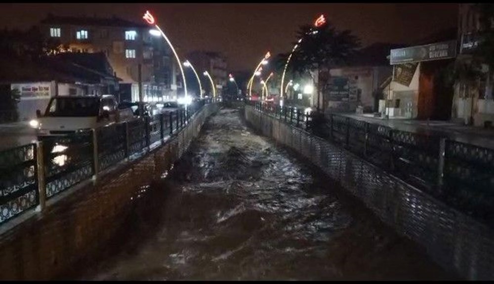 Sağanak yağış birçok ilde hayatı felç etti: Cadde ve sokaklar göle döndü, hastaneyi su bastı - 15