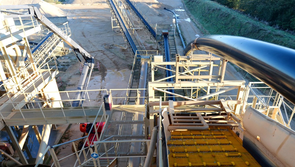 Fransa'da Lafarge'ın fabrikasını tahrip ettiği şüphesiyle en az 15 kişi gözaltına alındı Fransa'da Lafarge'ın fabrikasını tahrip ettiği şüphesiyle en az 15 kişi gözaltına alındı