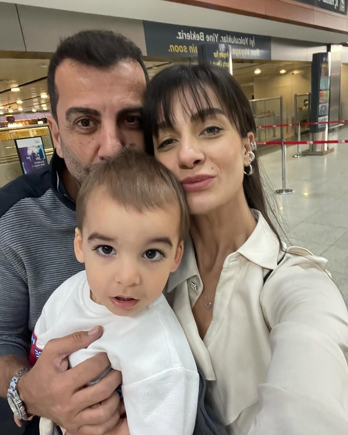 Emre Karayel, eşi Gizem Karayel ve oğulları Can