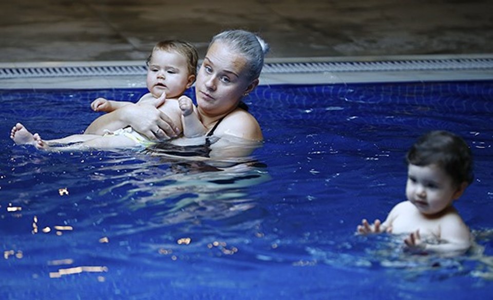 Emeklemeden yüzmeyi öğreniyorlar (2 aylık bebeğe yüzme eğitimi) - 4
