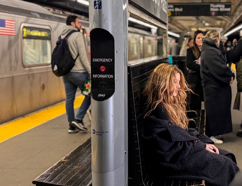 Shakira, New York'ta metroda görüntülendi - 1