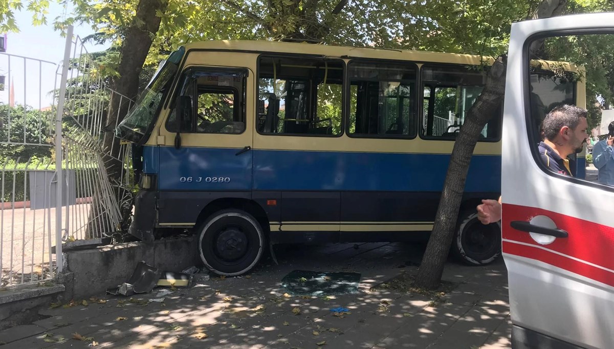 Freni boşalan dolmuş, site korkuluklarına çarptı: Yaralılar var Freni boşalan dolmuş, site korkuluklarına çarptı: Yaralılar var
