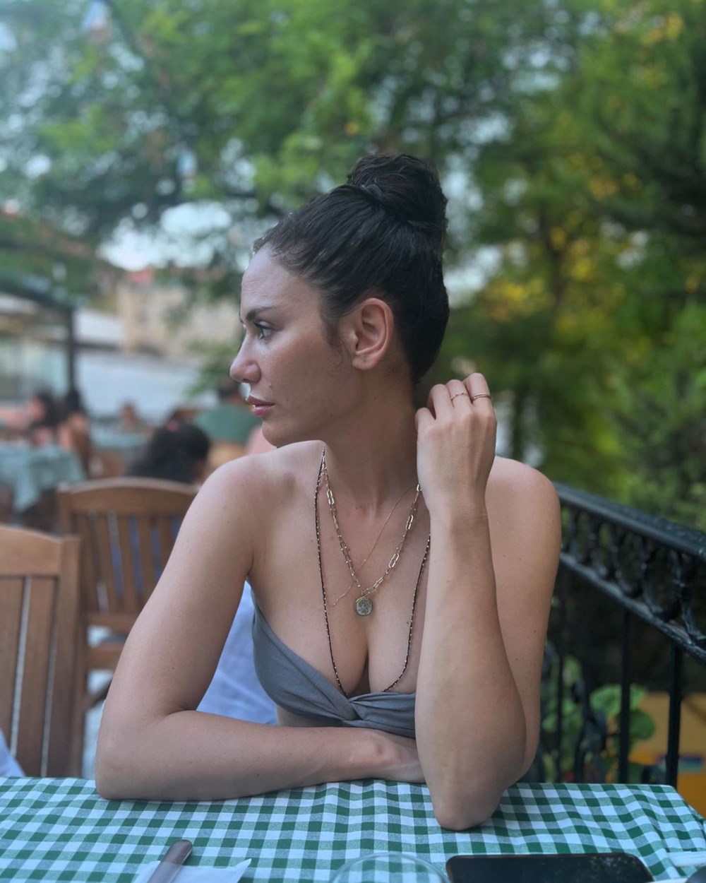 Ekin Türkmen'in Mağara Sineması: Güneşin Kıymeti Set Ekibini Bir Arada Tuttu! 75 OI4OXYMiVE2MGgE5UcEcCw