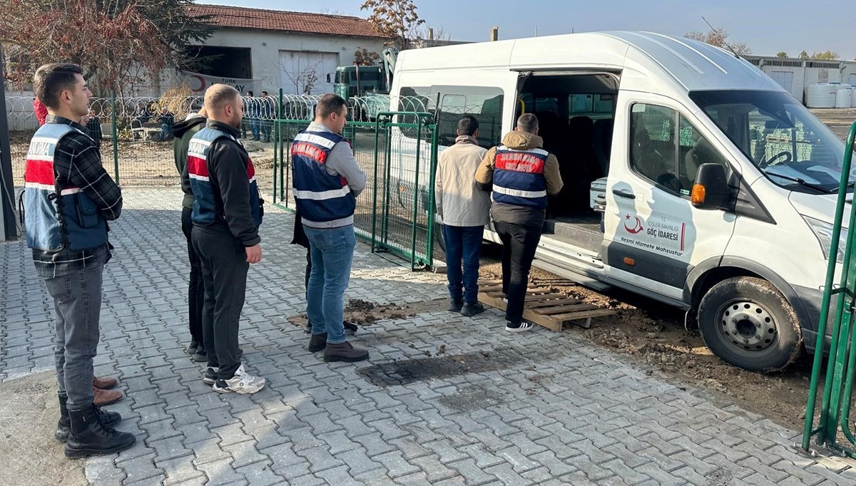 Eskişehir'de 44 düzensiz göçmene 1 milyon TL ceza yazıldı Eskişehir'de 44 düzensiz göçmene 1 milyon TL ceza yazıldı