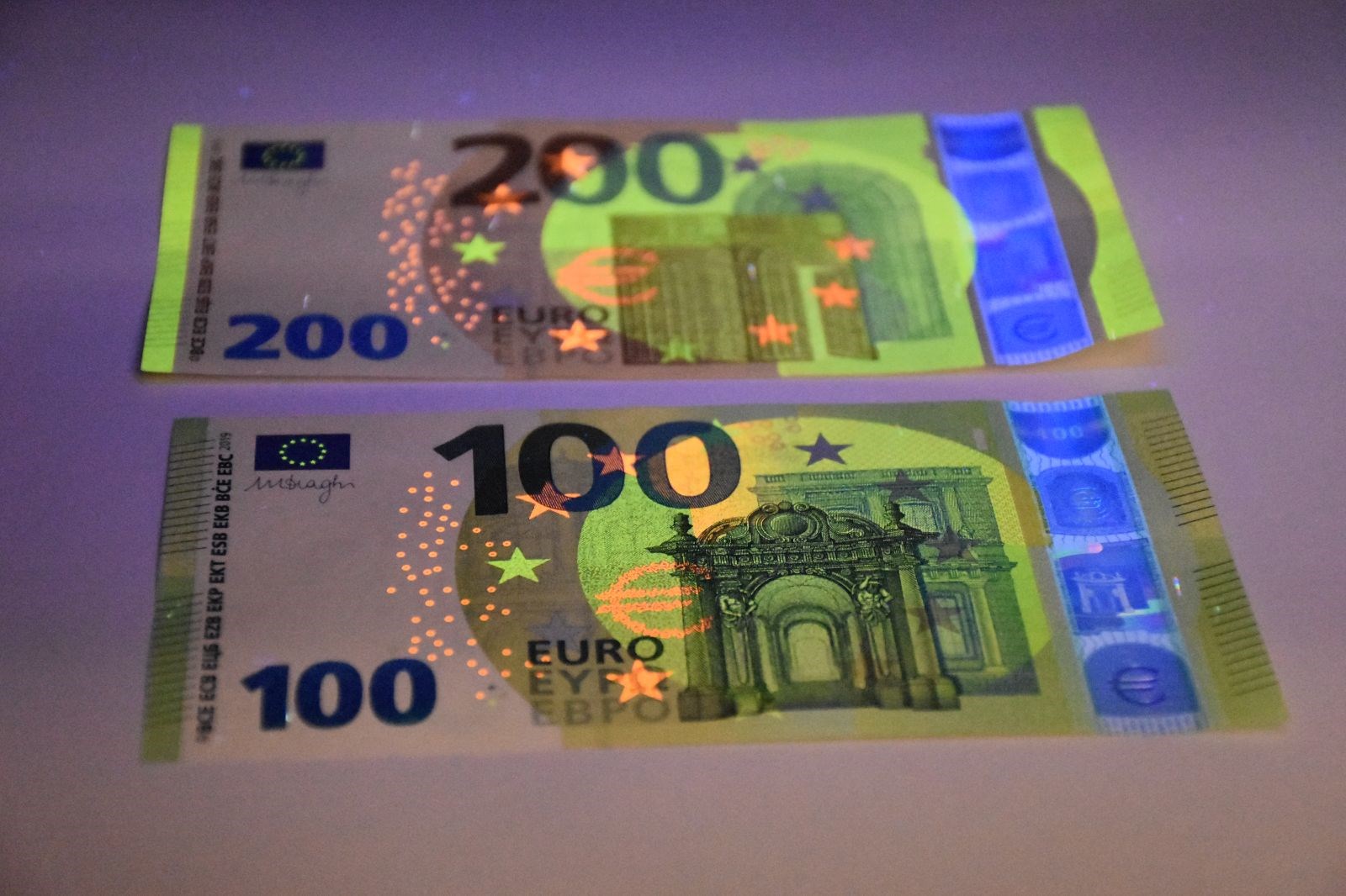 Банкноты 100 евро нового образца
