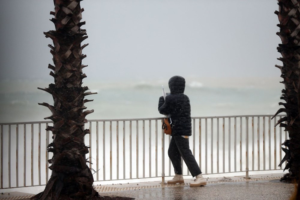 Kırmızı kodla aşırı yağış uyarısı yapılan Antalya'da sağanak etkili oluyor - 5