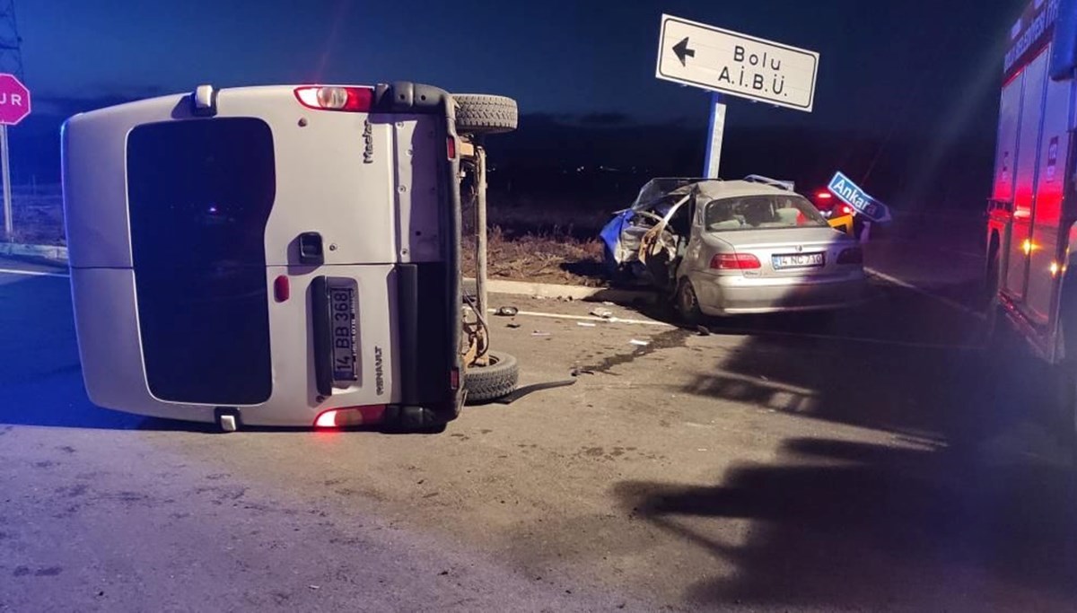 Minibüs ile otomobil çarpıştı: Araçta sıkışan sürücü yaralandı