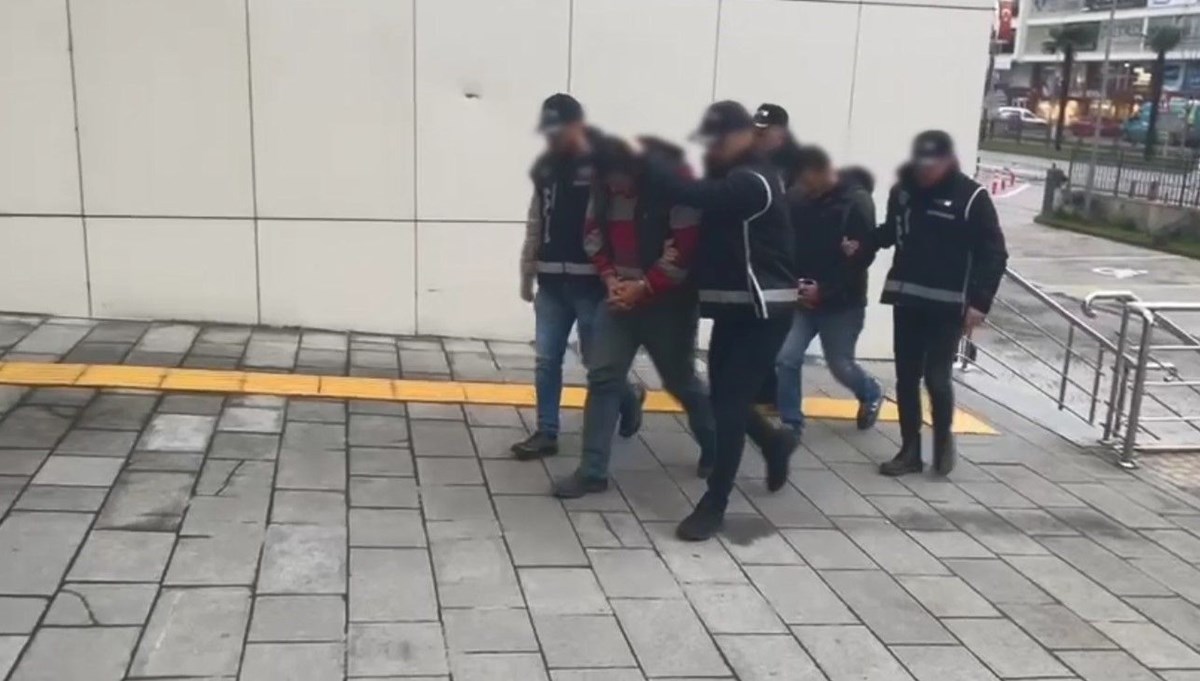 Ordu’da otomobilde 6 adet ruhsatsız tabanca ele geçirildi Ordu’da otomobilde 6 adet ruhsatsız tabanca ele geçirildi