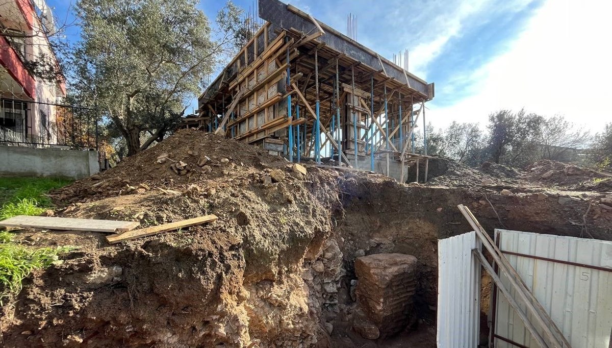 Erdek'te bir evin temel kazısında arkeolojik kalıntı çıktı
