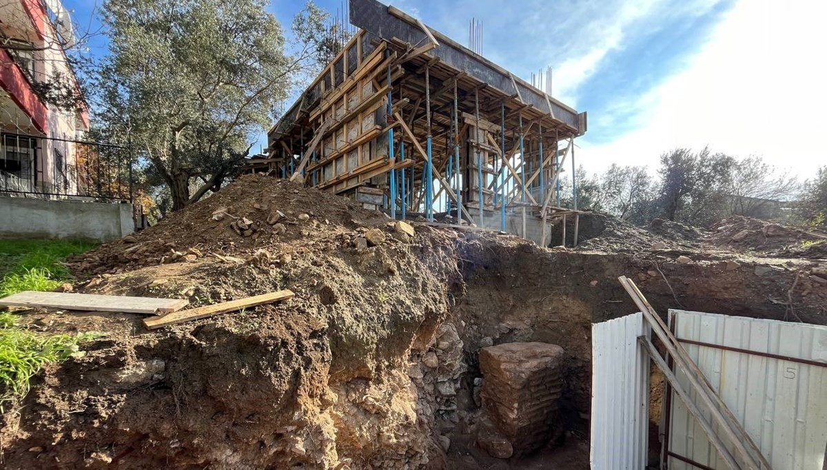 Erdek'te bir evin temel kazısında arkeolojik kalıntı çıktı Erdek'te bir evin temel kazısında arkeolojik kalıntı çıktı