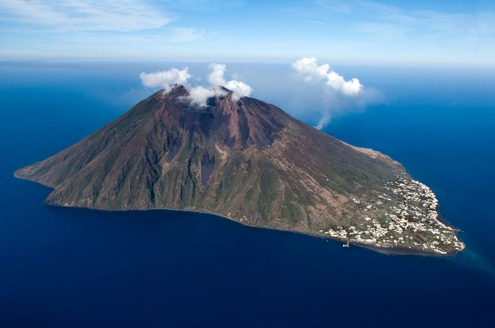 İtalya'da volkanik ada yüksek gaz yoğunluğu nedeniyle tahliye edildi: Gece uyurken ölebilirsiniz - 9