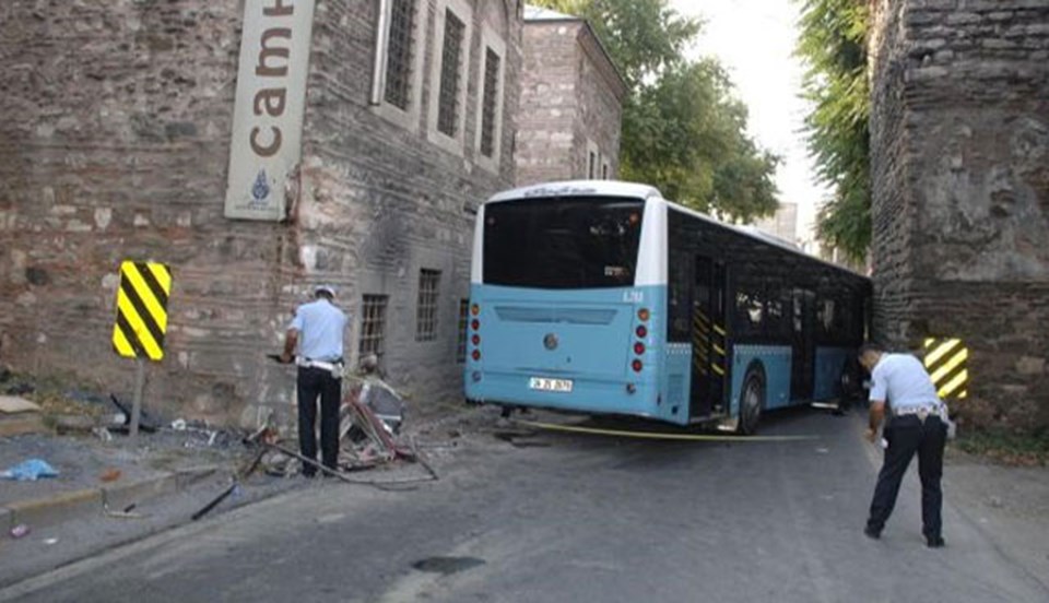 Halk otobüsü tarihi binaya çarptı: 28 yaralı - 2