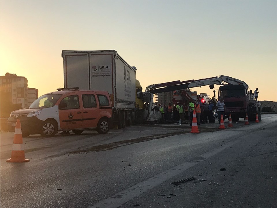 Gaziantep'te TIR tarım işçilerini taşıyan minibüse çarptı: 3 ölü, 16 yaralı - 1