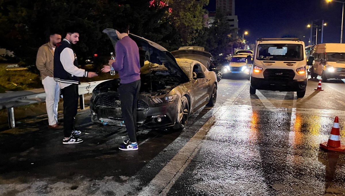 Bağcılar'da lüks otomobil alev alev yandı