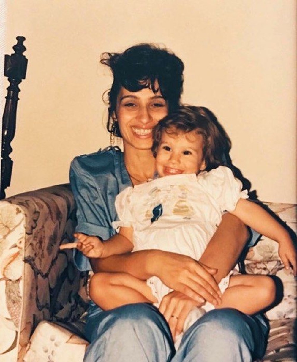 Su Burcu Yazgı Coşkun'dan nostaljik kare (Ünlülerin çocukluk ve gençlik halleri) - 461