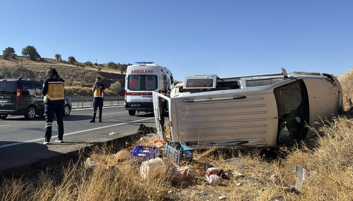 Sivas'ta hafif ticari araç devrildi