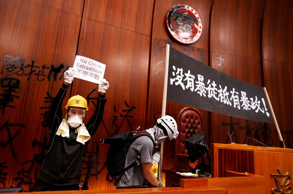 Hong Kong'da göstericiler parlamentoya girdi - 2