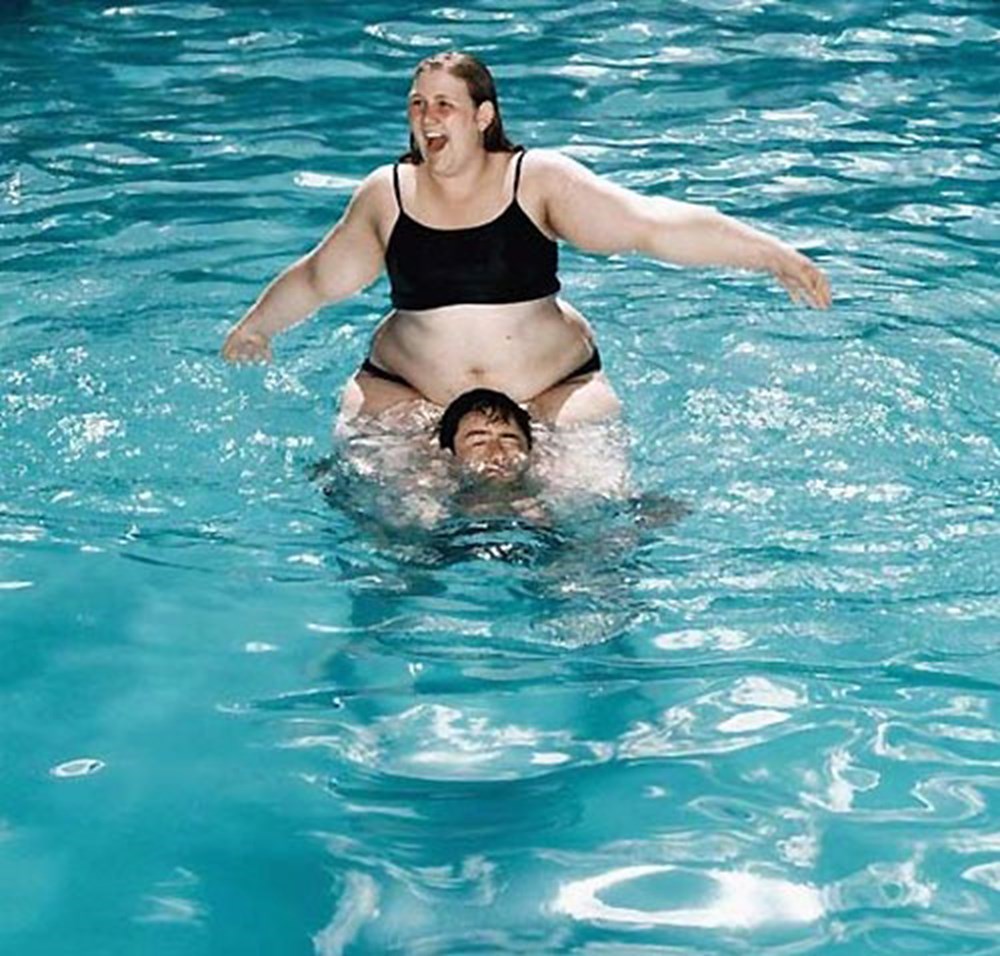 Полные женщины в бассейне