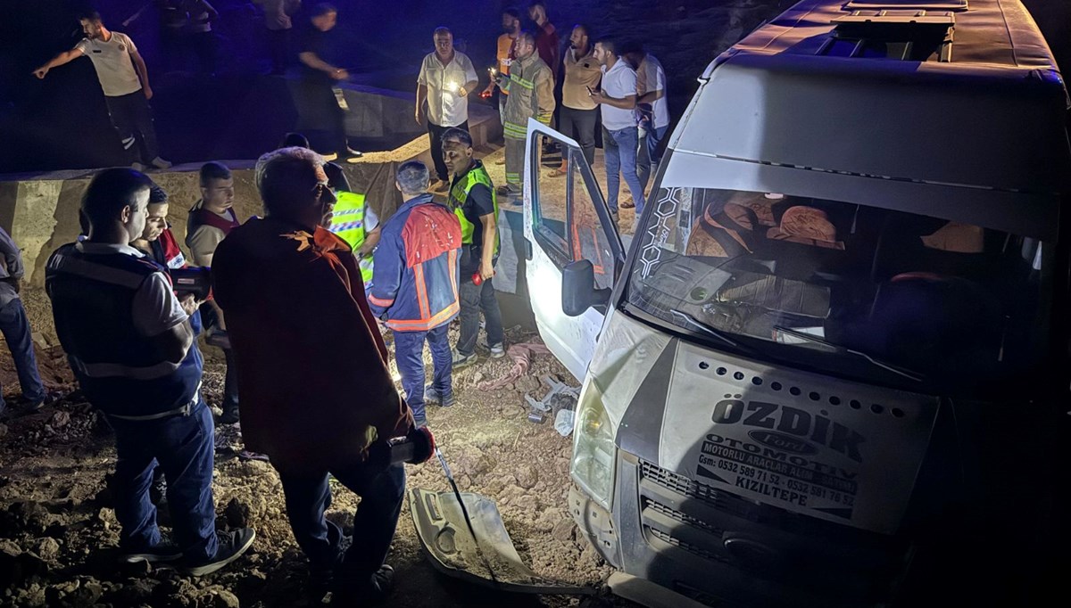 Tarım işçilerinin minibüsü sulama kanalına uçtu: 21 yaralı Tarım işçilerinin minibüsü sulama kanalına uçtu: 21 yaralı