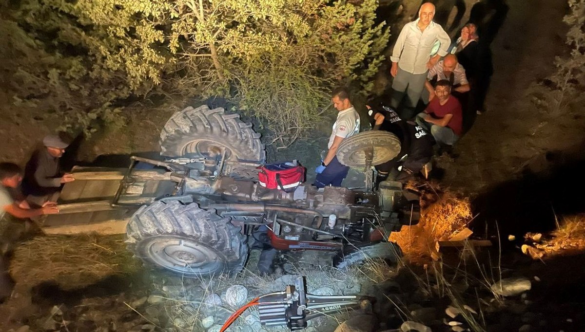 Devrilen traktörün altında kalan sürücü hayatını kaybetti Devrilen traktörün altında kalan sürücü hayatını kaybetti