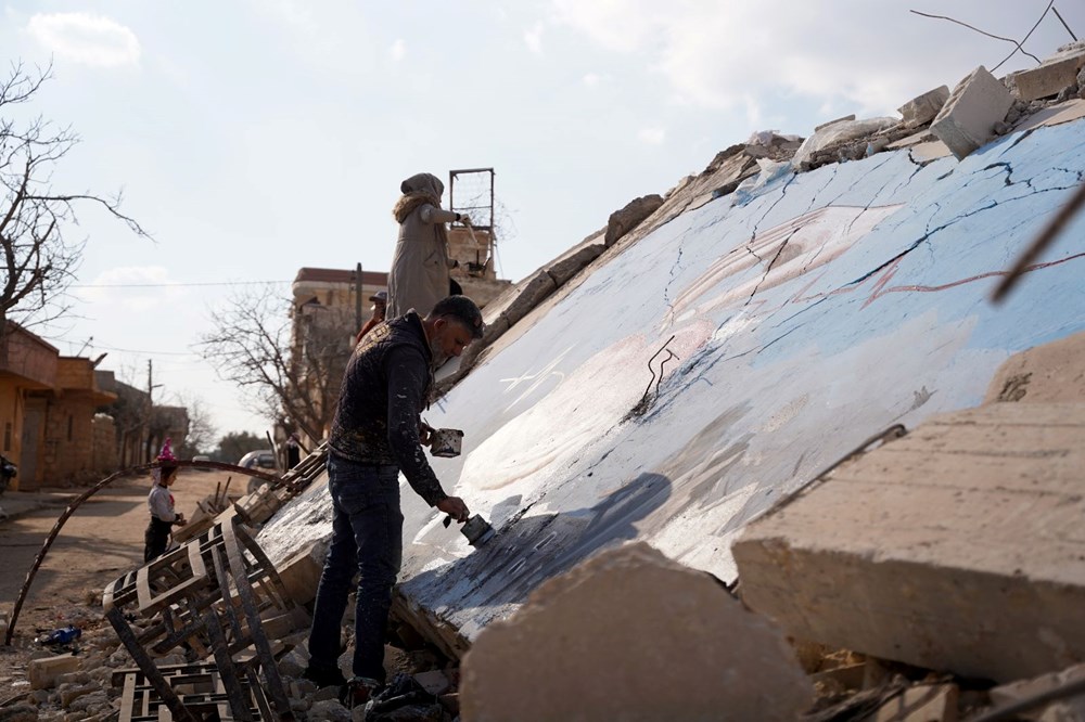 Suriyeliler acılarını bu kez deprem enkazına resmetti - 7
