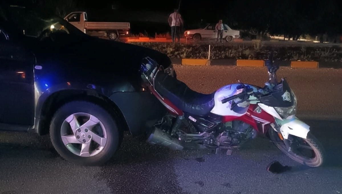 Burdur-Antalya yolunda otomobil motosiklete çarptı: 1 yaralı Burdur-Antalya yolunda otomobil motosiklete çarptı: 1 yaralı