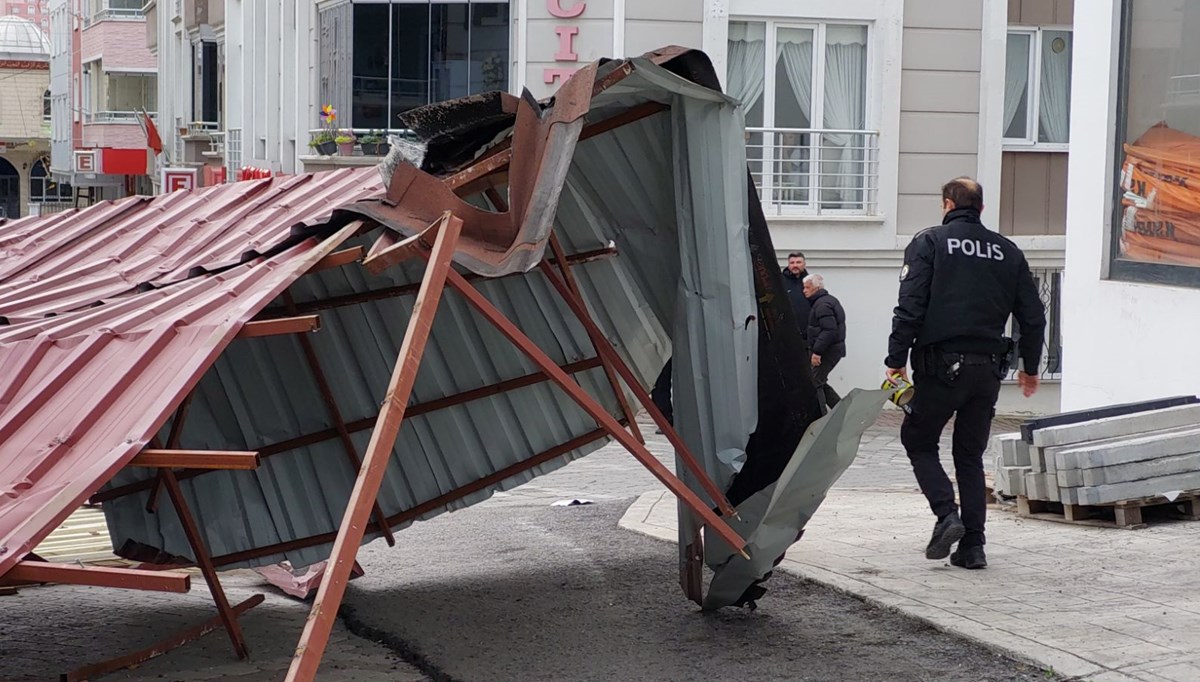 Samsun'da lodos çatıları uçurdu