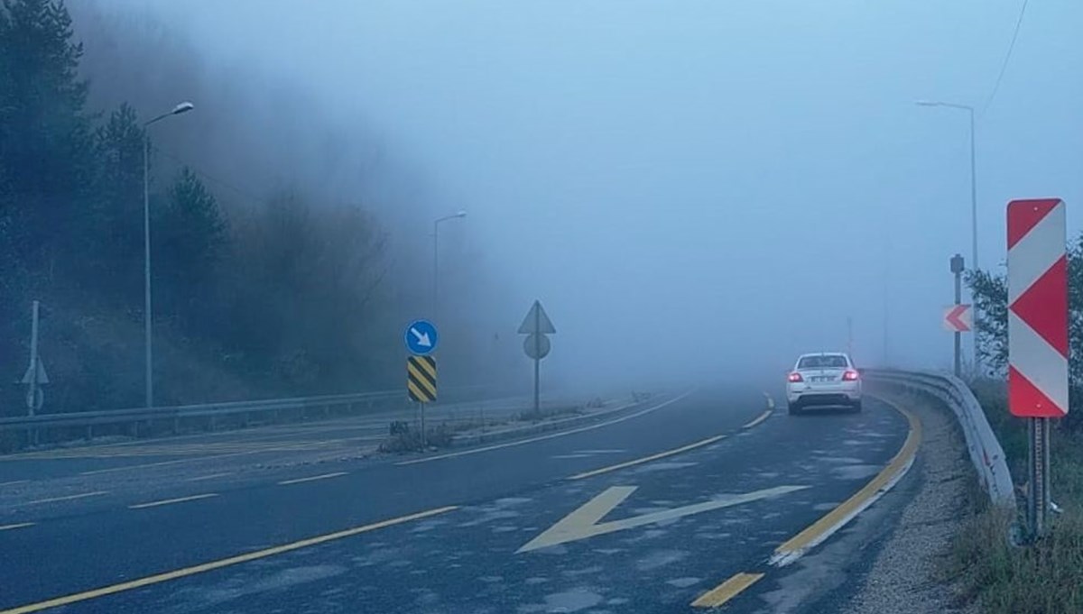 Bolu Dağı'nda sis görüş mesafesini düşürdü Bolu Dağı'nda sis görüş mesafesini düşürdü