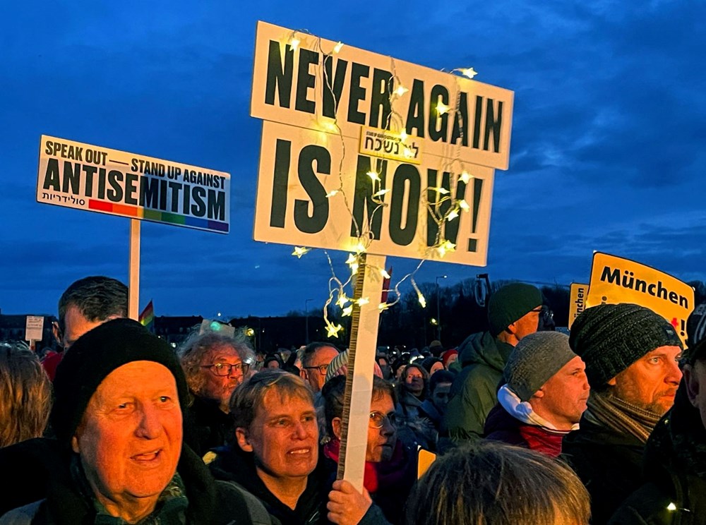 Almanya'da yaklaşık 100 bin kişi, aşırı sağı protesto etti - 11