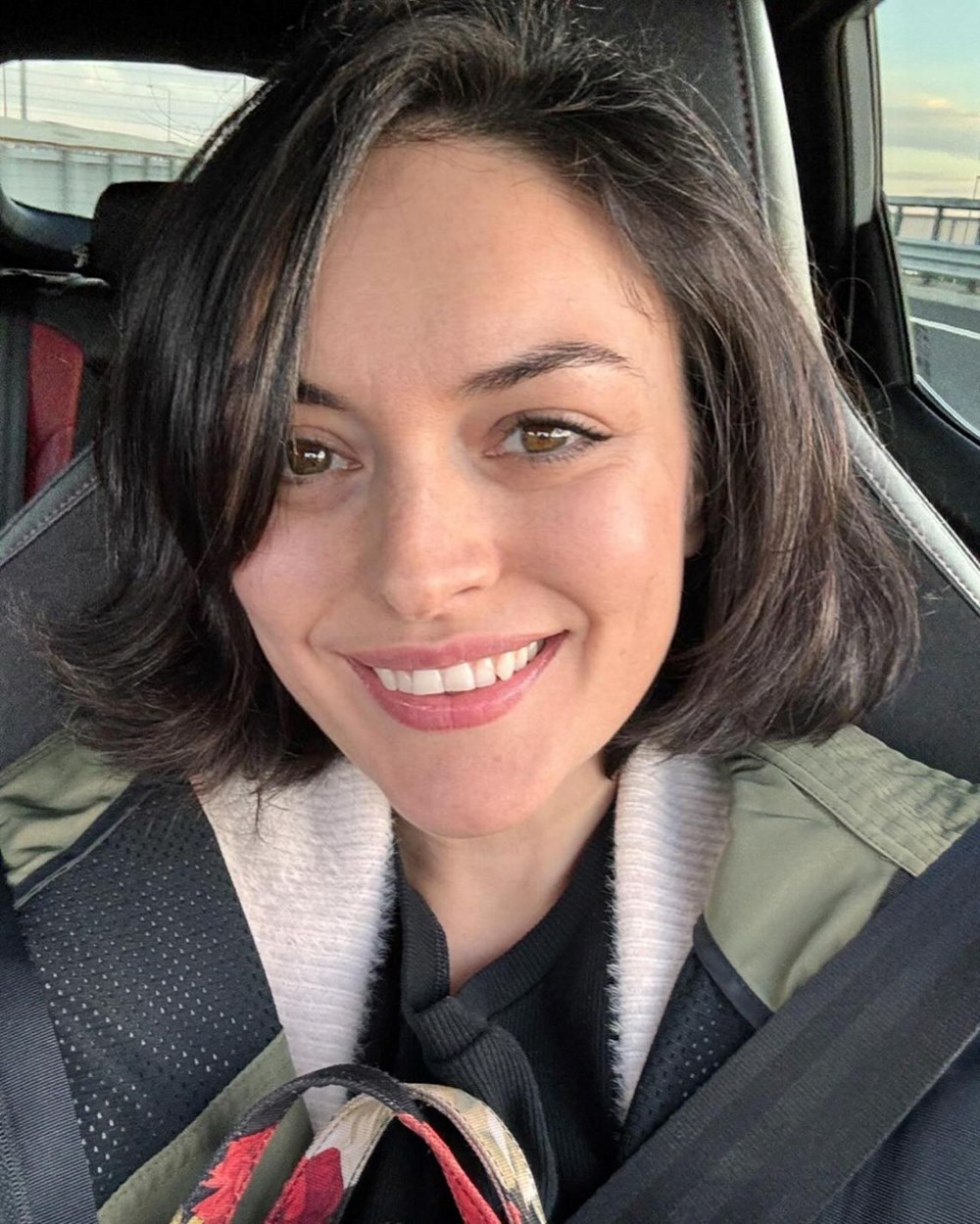 İrem Helvacıoğlu takipçilerini geçmişe götürdü (Ünlülerin çocukluk ve gençlik halleri) 163