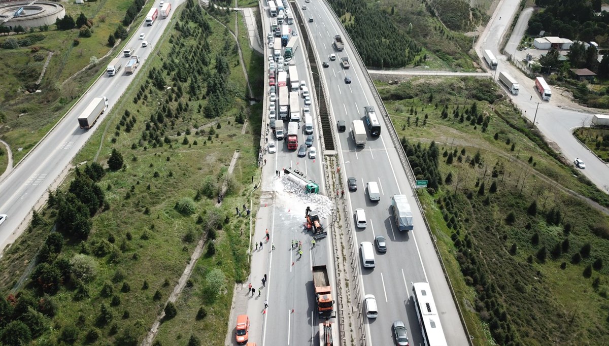 TEM'de zincirleme kaza: İstanbul yönü trafiğe kapandı