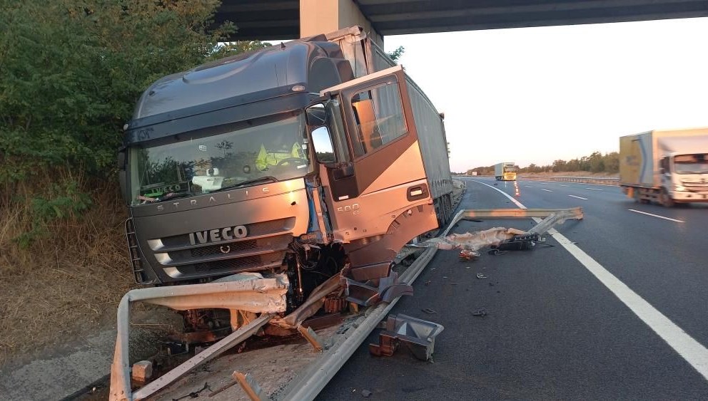 Kontrolden çıkan TIR bariyere çarptı