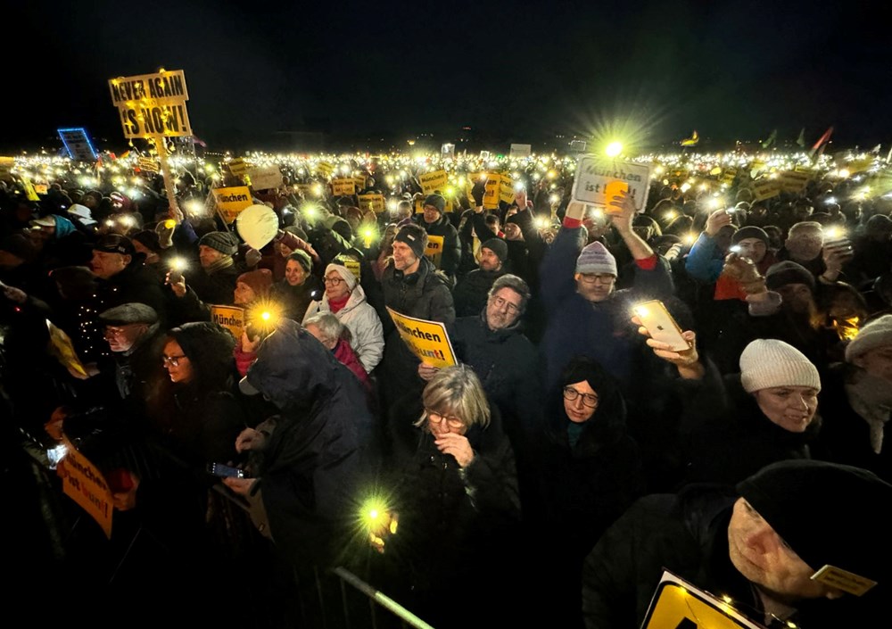 Almanya'da yaklaşık 100 bin kişi, aşırı sağı protesto etti - 9